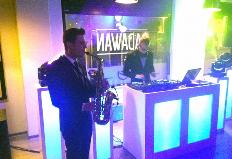 Professionele saxofonist naast de bruiloft DJ